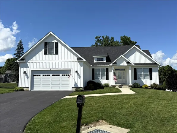 8 Royal Ct, Horseheads, NY 14845