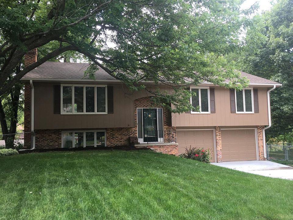 1st image of 922 S 216th St