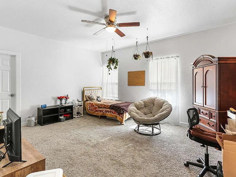 4 Oak Plz — Photo 22