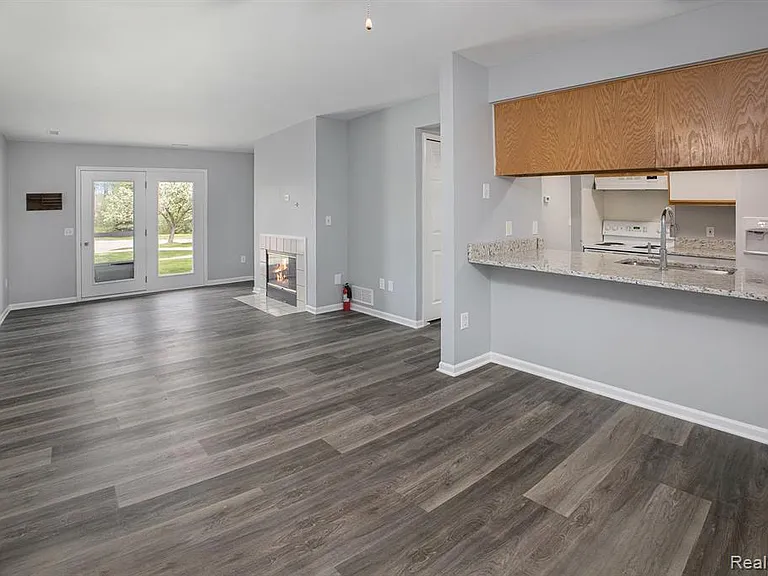 15054 Riverside Dr — Photo 5
