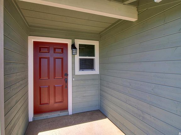 3rd image of 115 Hemlock Dr