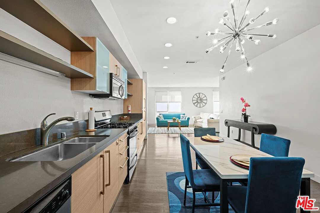 1 bed, 1.5 bath, 1180 sqft, $3,000 — Photo 1