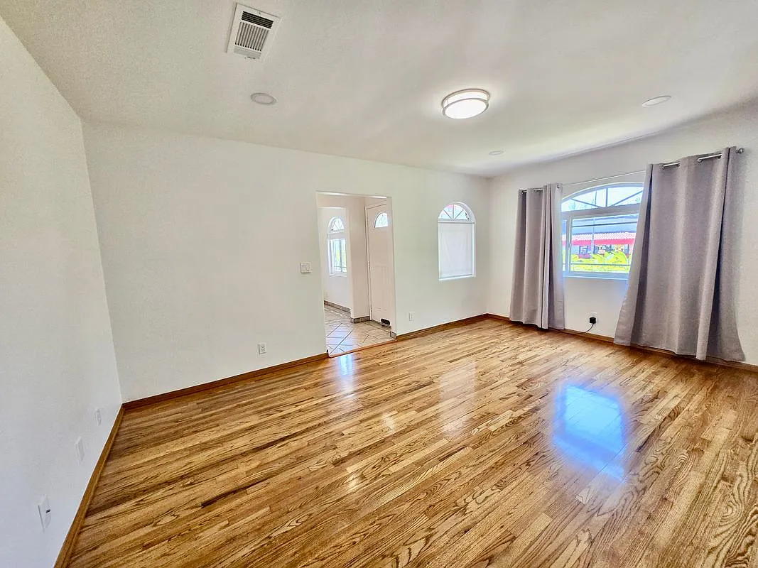 3 bed, 2.0 bath, 1364 sqft, $3,600 — Photo 2