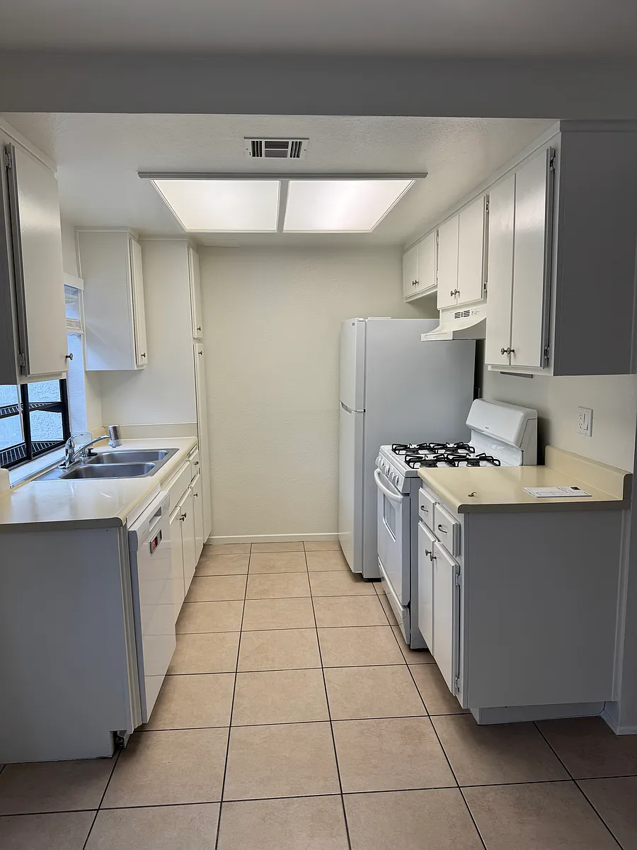 Kitchen - 419 E Commonwealth Ave #B