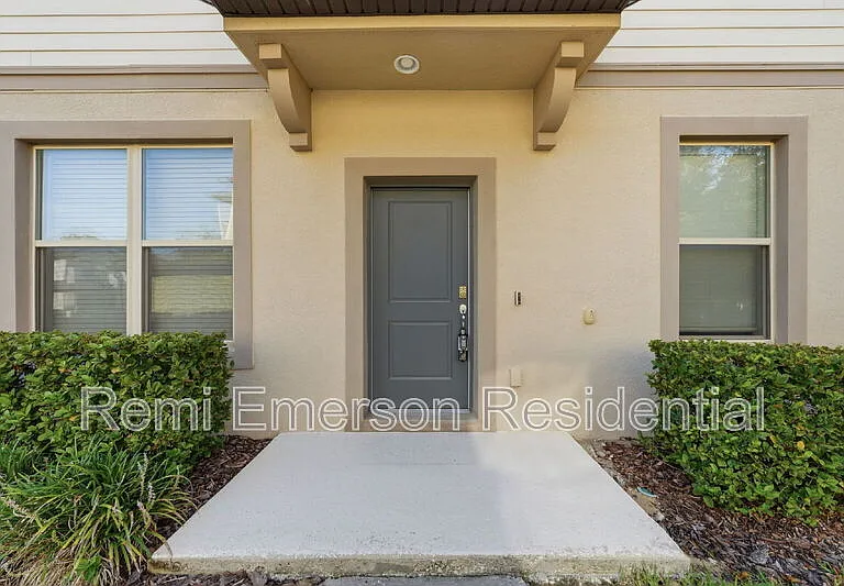 1096 Pavia Dr — Photo 2