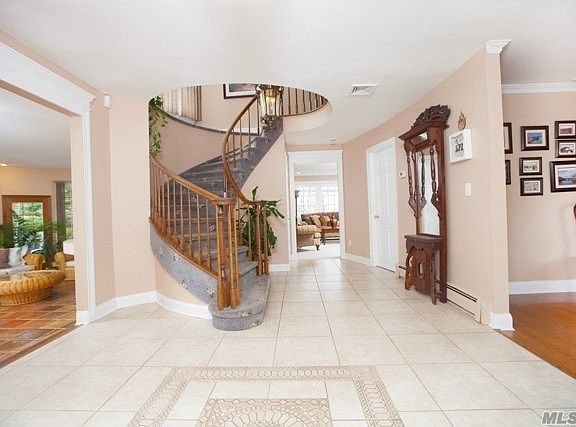 5th image of 61 Bay Dr
