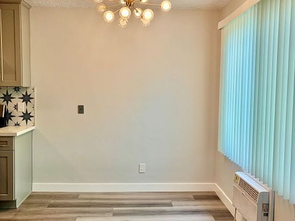 4th image of 11002-11010 Rose Ave #210