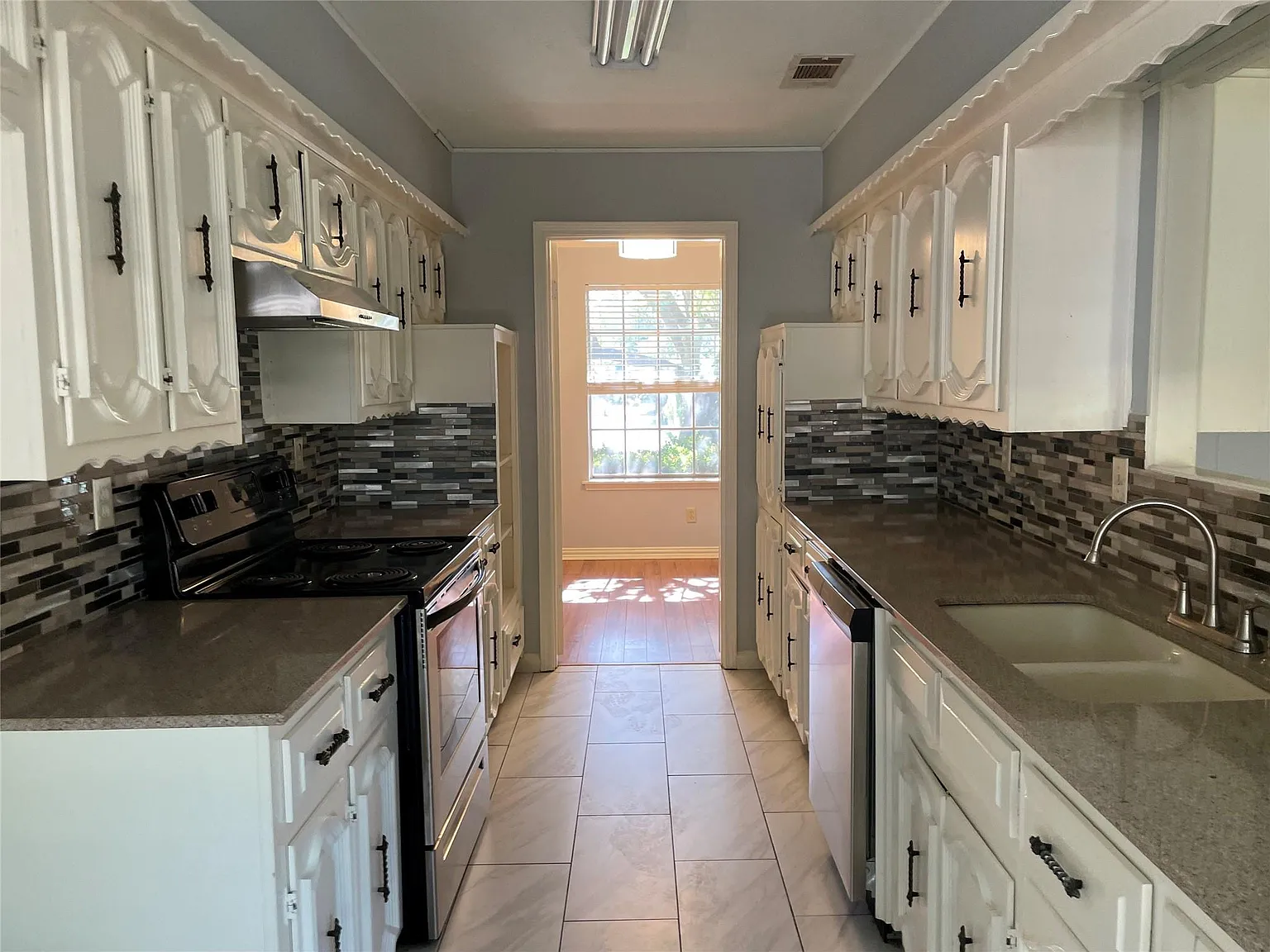 3 bed, 1871 sqft, $2,150 — Photo 2