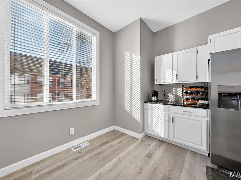 28 Columbus Square Dr — Photo 3