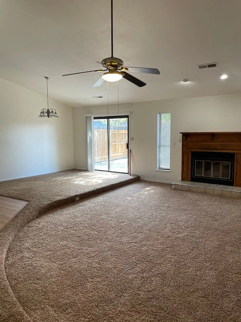 Charming 4-Bedroom, 2-Bathroom Home Your Perfect Summer Move-In! — Photo 3