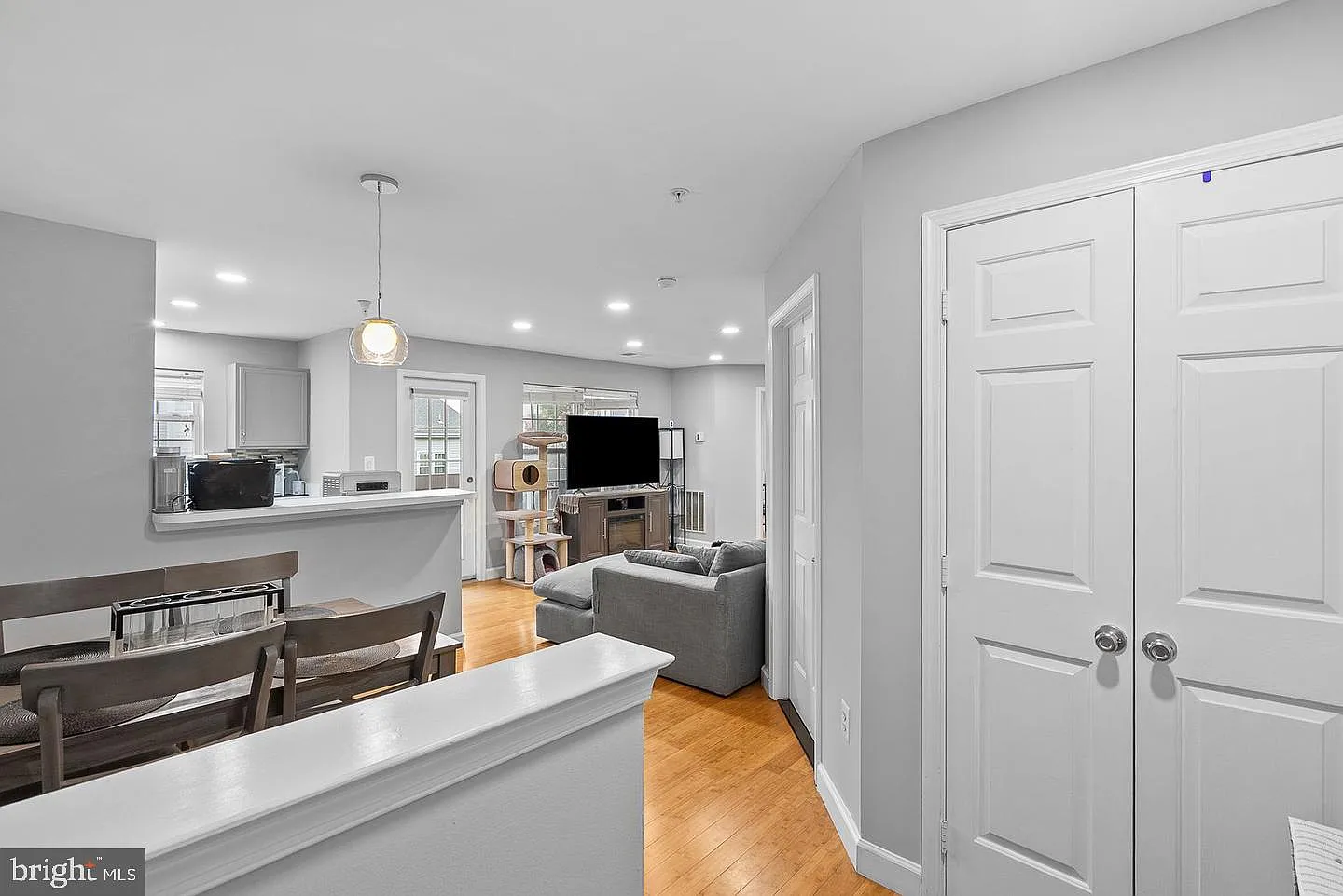 1 bed, 1.0 bath, 796 sqft, $2,200 — Photo 2