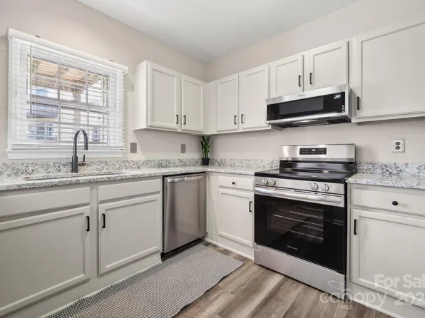 3216 Selwyn Farms Ln APT 4, Charlotte, NC 28209