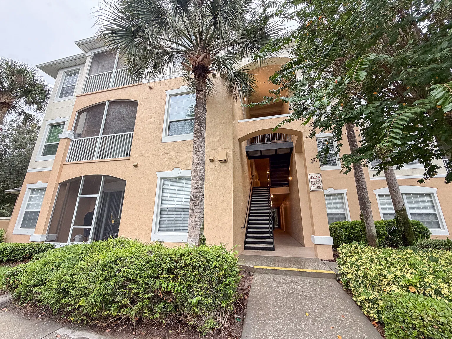 2 bed, 1050 sqft, $1,650 — Photo 2