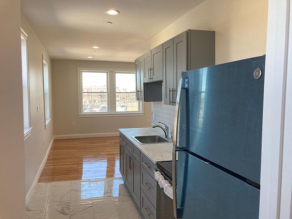 5th image of 325 Newport Ave #21