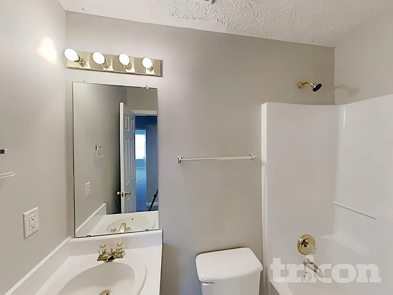936 Edgewood Ln — Photo 18