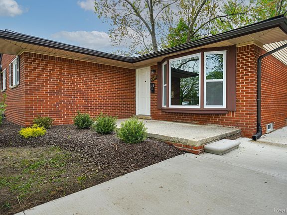 4th image of 30644 Hayes Rd