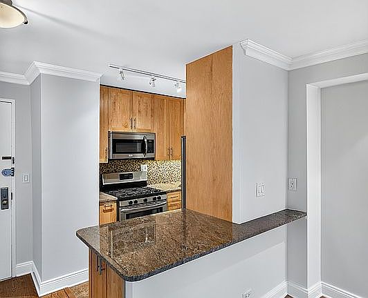3rd image of 200 E 24th St APT 910