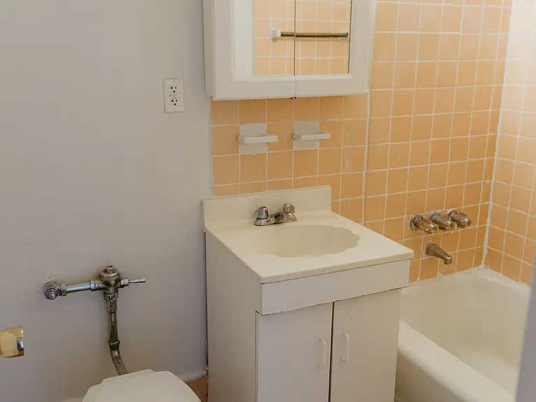 222 E 8th St #4W — Photo 6