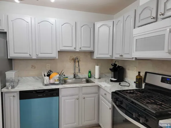 385 Kamena St #3B-8, Fairview, NJ 07022