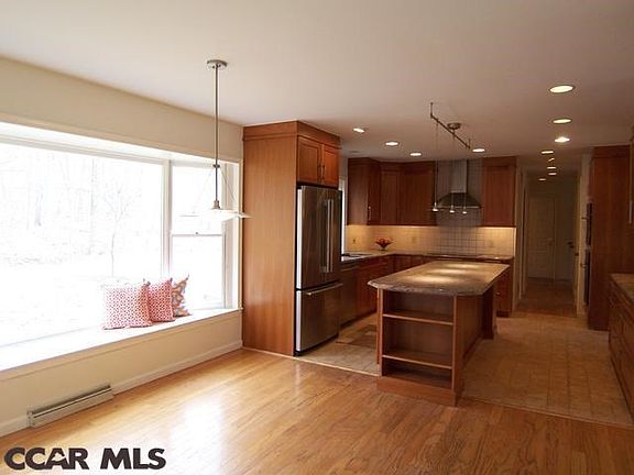 4th image of 1365 Deerfield Dr