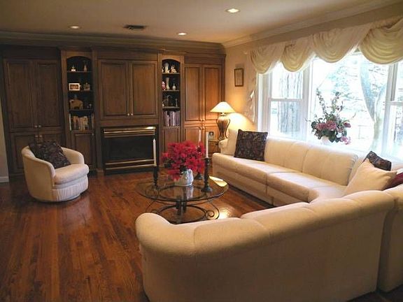 Living Rm w/Built-ins