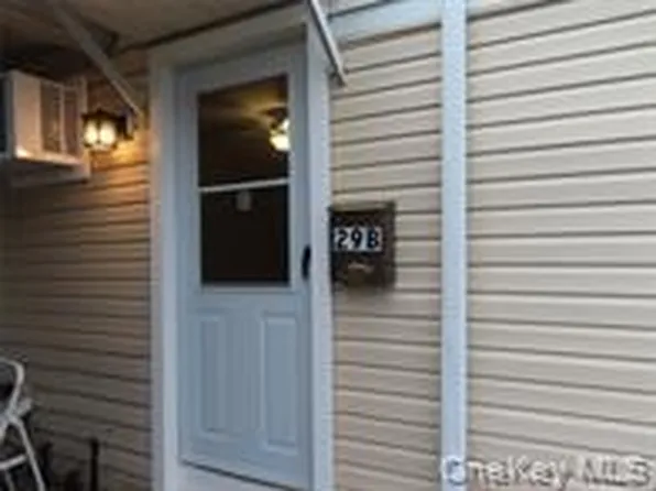 29 B Deer Park Ave #B, Babylon, NY 11702