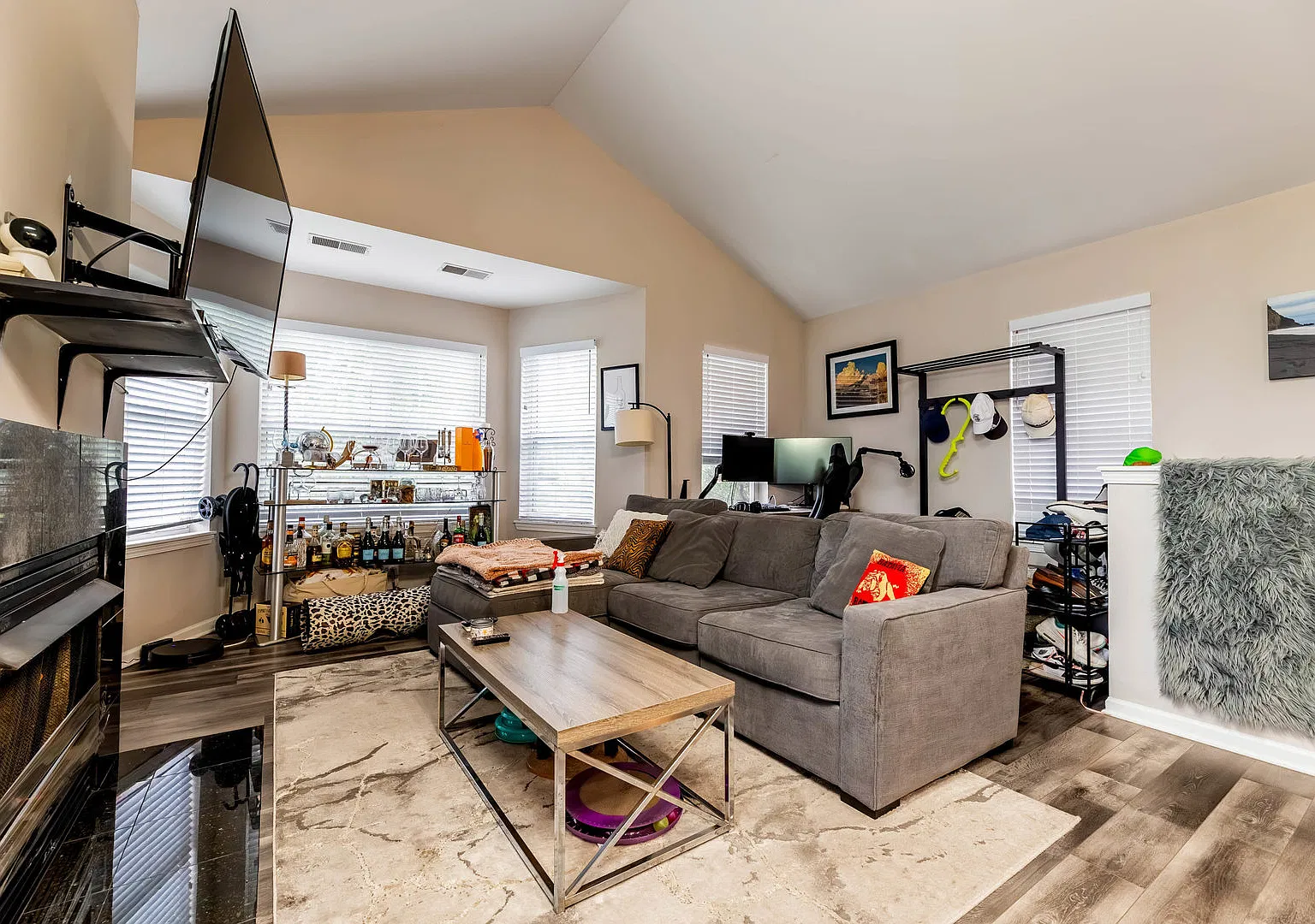 2 bed, 1.5 bath, 1150 sqft, $3,200 — Photo 2