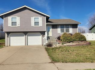 1711 SW Hidden Valley Dr, Topeka, KS 66615