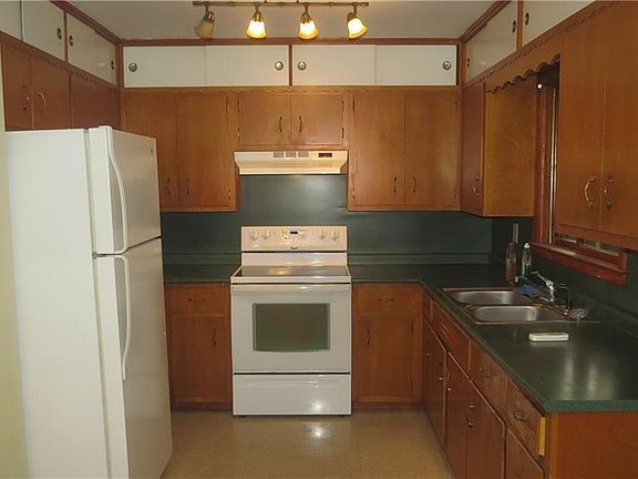 2nd image of 154 Vineyard Ave