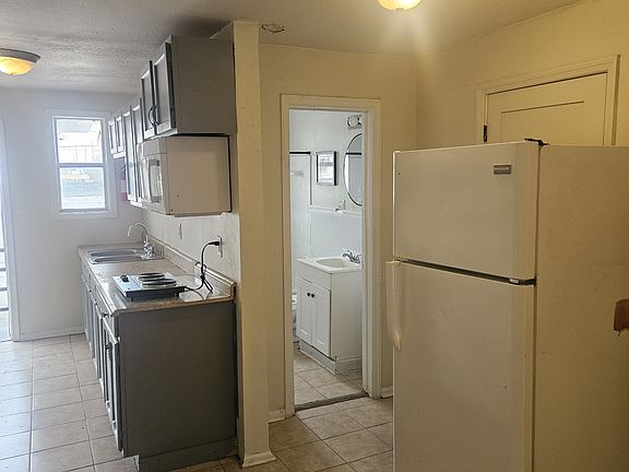 3rd image of 2414 N Myrtle Ave APT 4