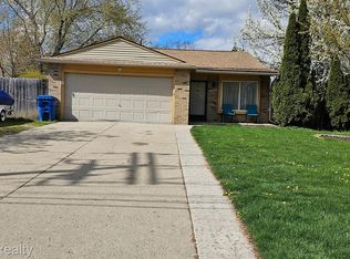 3550 Cass Elizabeth Rd, Waterford, MI 48328