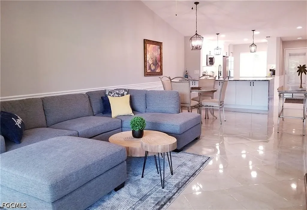 3 bed, 2.0 bath, 1299 sqft, $5,300 — Photo 1