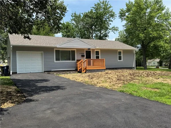 11324 Greenwood Rd, Kansas City, MO 64134