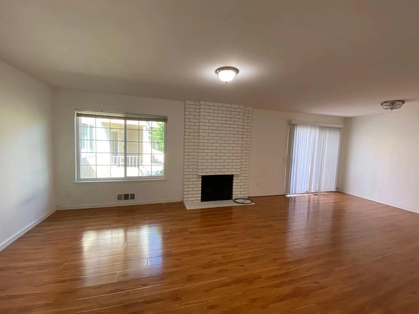 3 bed, 1301 sqft, $3,700 — Photo 3