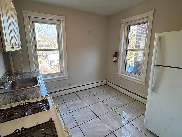 458 S Olden Ave — Photo 3