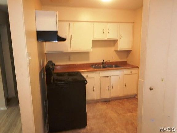 3rd image of 10038 Balboa Dr