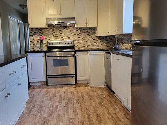 5th image of 182 Phyllis Ave