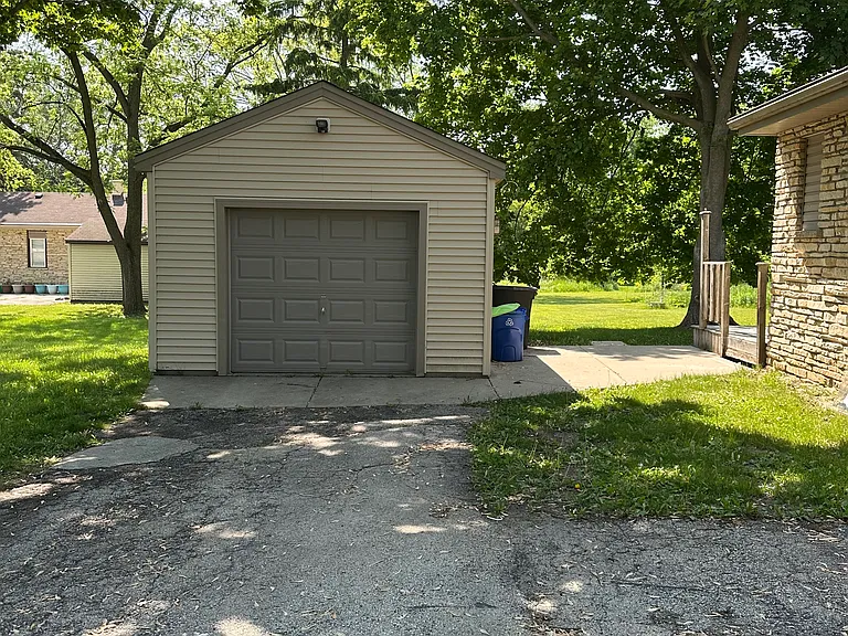Detached garage