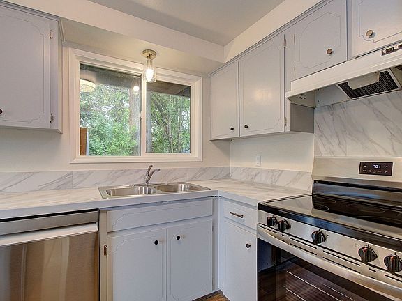 2nd image of 2918-2920 Harney St