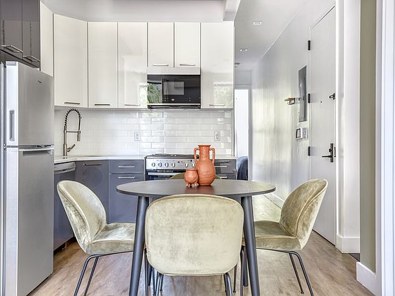 2nd image of 710 De Graw St #4