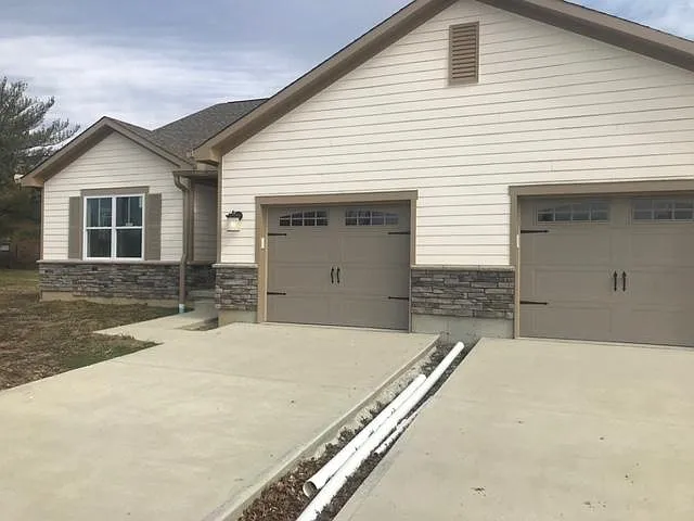 1 Stillmeadow Dr — Photo 2