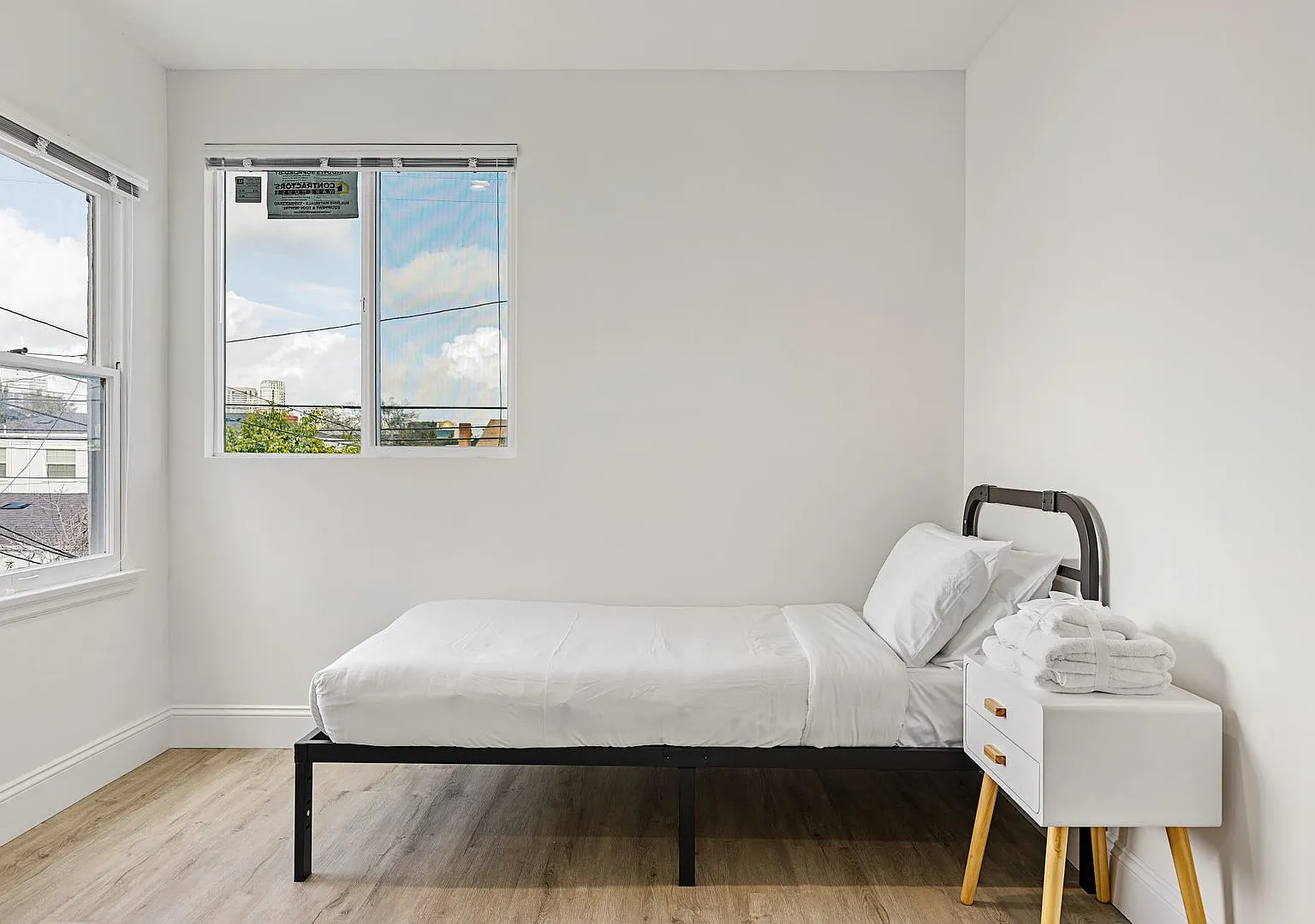A 5 bedroom, 3 bathroom apartment with common areas and a fully functional kitchen at 1740 Kelton... — Photo 3