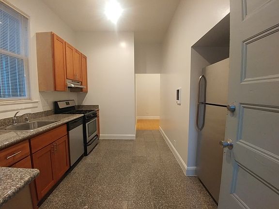 3rd image of 880 Oak St APT 1