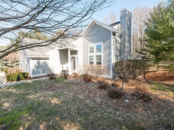 4th image of 556 N Shore Dr