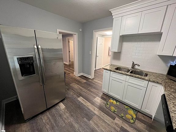 5th image of 221 Church St