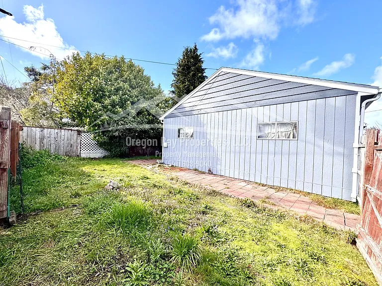 270 S Morrison St — Photo 20