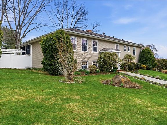 3rd image of 8 Crabapple Ln