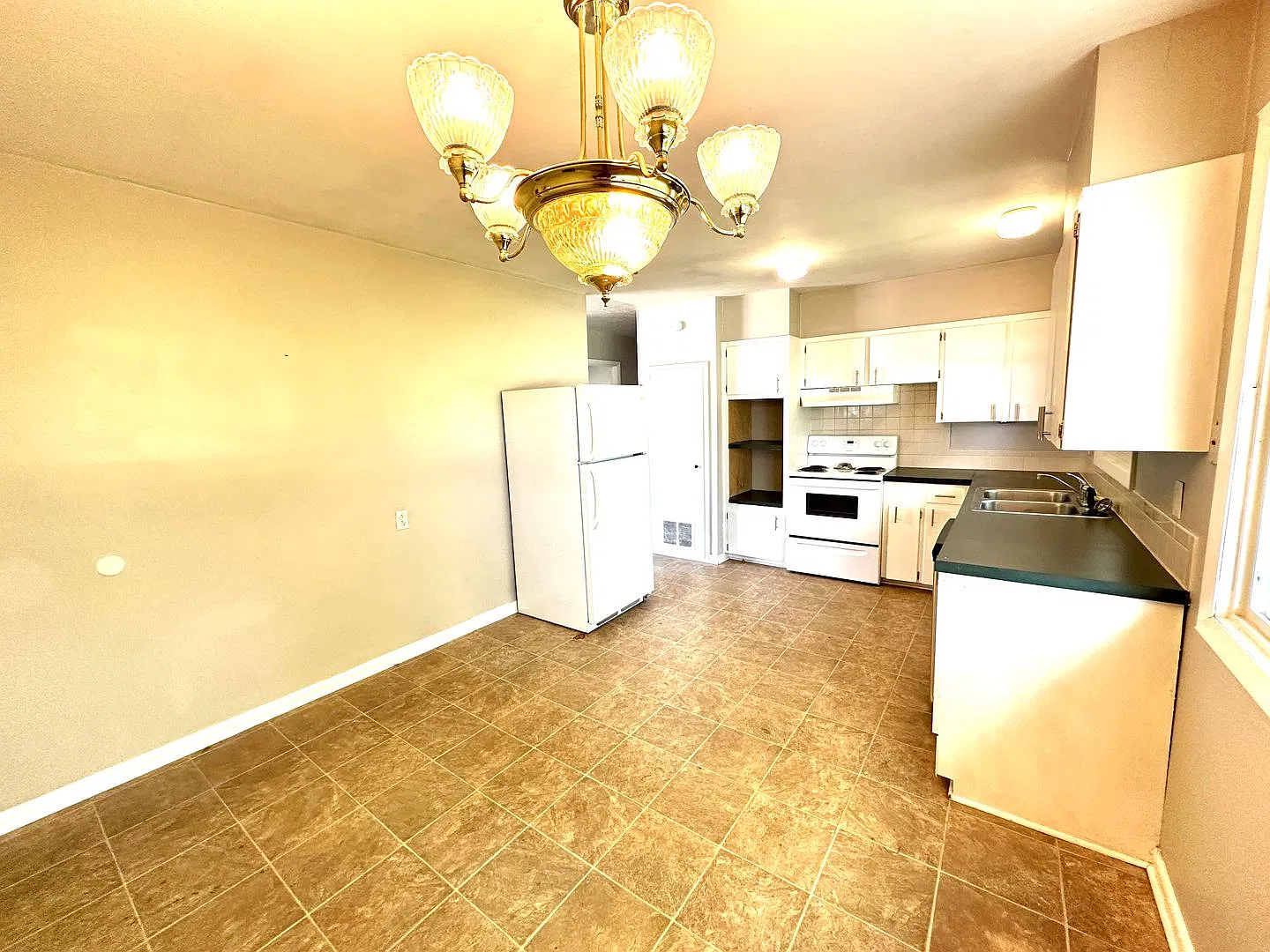 Great Location! 3 Bedroom 1 Bath In S Joplin-$1150 Rent-$1150 Deposit — Photo 3