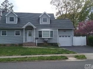 128 1st Ave, Massapequa Park, NY 11762