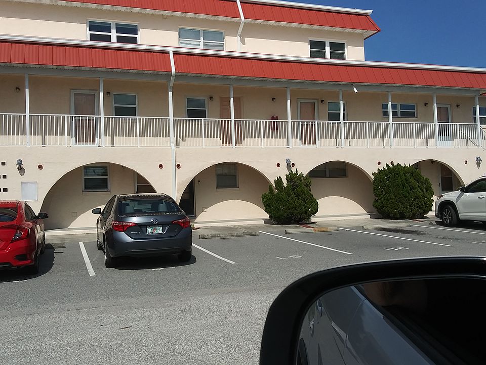 Main level w/easy parking